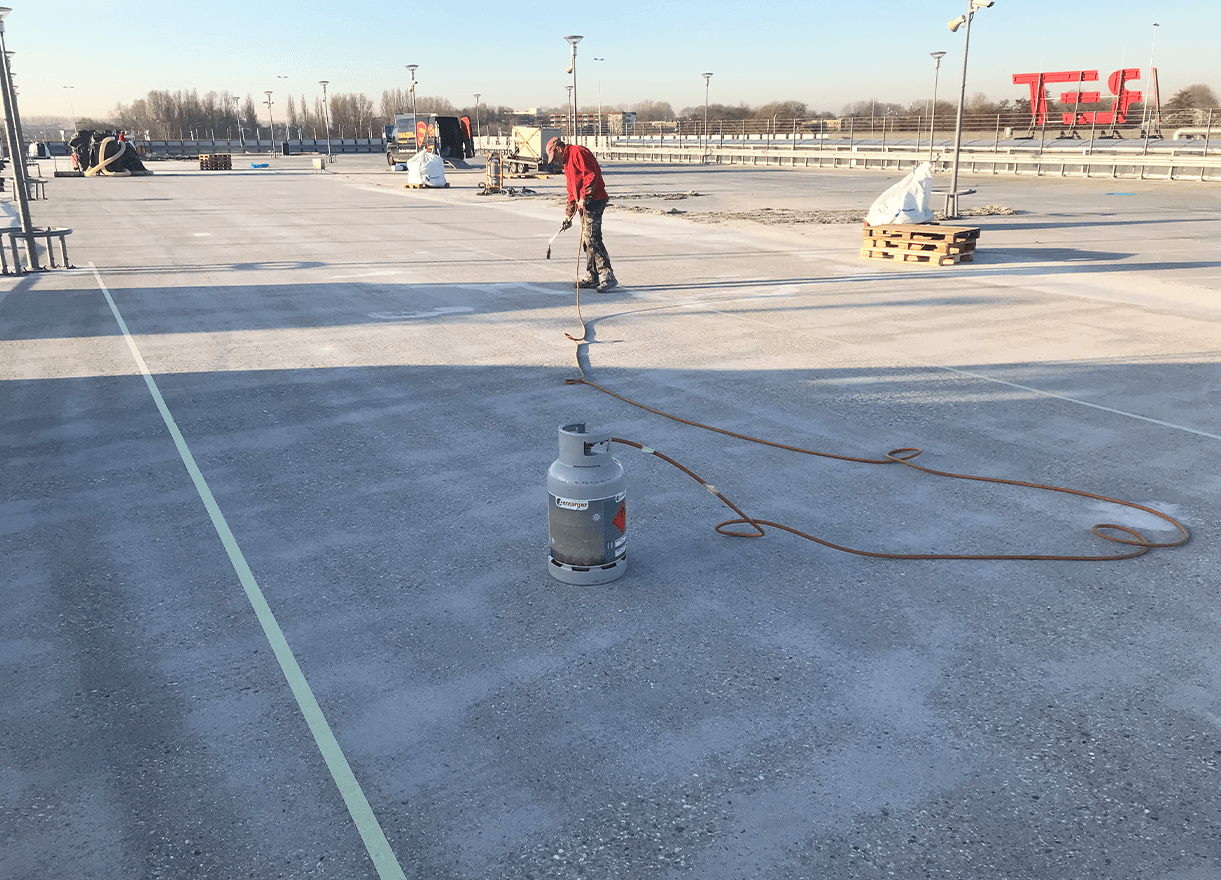 Voorbehandeling parkeerdak triflex