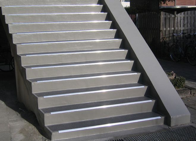 veilige trap met antislip door triflex