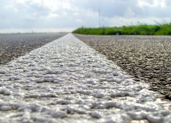 op de weg